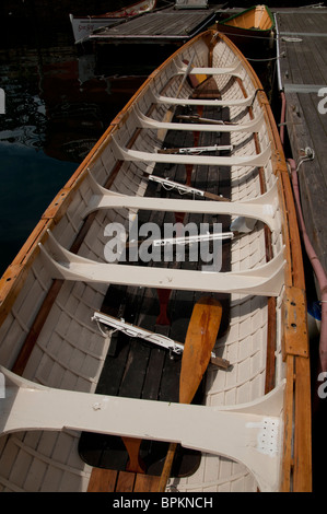 'Traditionnels', un concert de pilote en bois fait main bateau à rames à un quai à Gloucester, Massachusetts. Banque D'Images