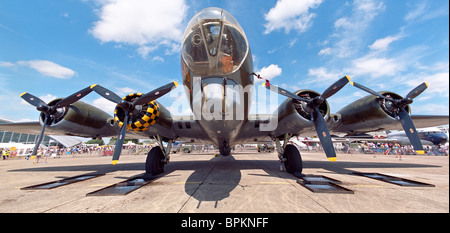 Boeing B 17 Flying Fortress Sally B faible point de vue sur hardstand montrant menton tourelle et quatre moteurs objectif fisheye Banque D'Images