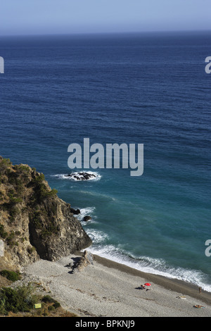 High angle view of beach Calas del Pino, Nerja, Andalousie, Espagne Banque D'Images