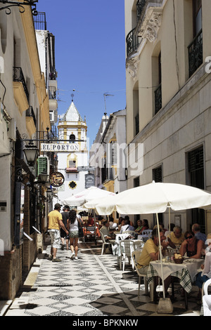 Cafés dans une ruelle, de l'église Iglesia del Socorro en arrière-plan, de la Plaza del Socorro, Ronda, Andalousie, Espagne Banque D'Images