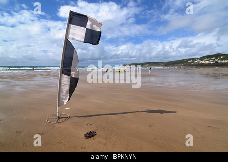 La sécurité du sauveteur d'un drapeau sur la plage de Woolacombe, Devon, UK Banque D'Images