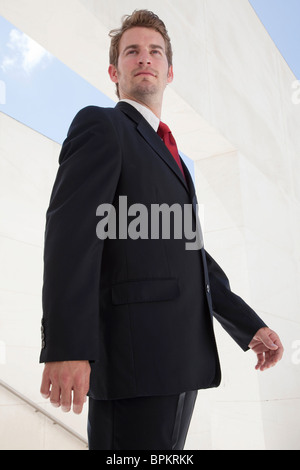Jeune homme en costume noir plein Banque D'Images