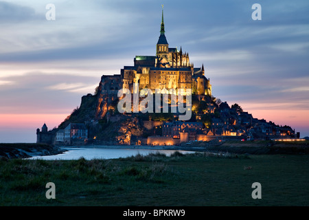 Ciel du soir derrière l'abbaye du Mont Saint-Michel, Normandie, France Banque D'Images