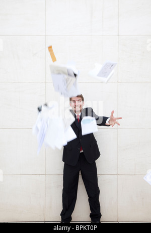 Businessman throwing papers dans l'air Banque D'Images