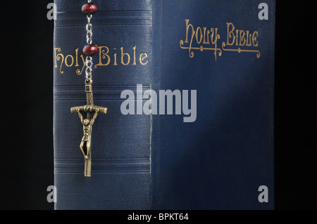 Bible avec Chapelet - John Gollop Banque D'Images