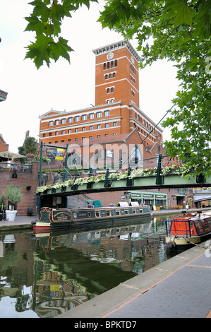 En passant sous le canal de Birmingham Brindley Place entre la passerelle et l'International Convention Centre. Banque D'Images