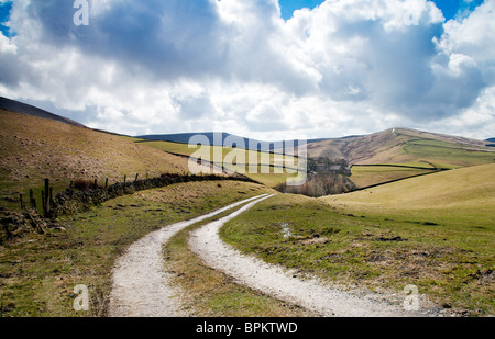 La voie agricole à High Peak, donnant sur le Peak District, dans le Derbyshire, Royaume-Uni Banque D'Images