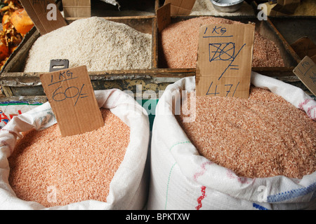 Sacs de lentilles pour la vente à un marché à Nuwara Eliya, dans la montagne de Sri Lanka, prises lors d'une visite en 2010. Banque D'Images