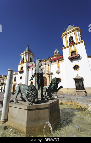 Fontaine et église Iglesia del Socorro, Plaza del Socorro, Ronda, Andalousie, Espagne Banque D'Images