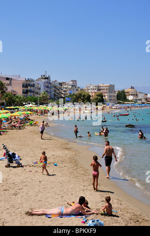 La plage de Nea Chora, la ville de La Canée, Crète, Grèce Banque D'Images