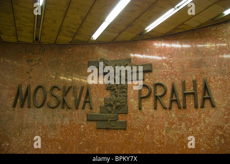 Mosaïque de marbre de l'ère socialiste à la station de métro Andel quartier Smichov Prague Praha République Tchèque Banque D'Images