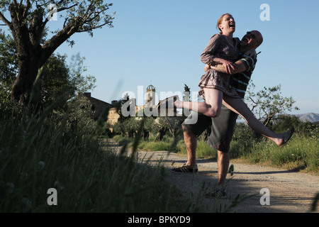 Un couple romantique lunes de miel lune de miel au château Parador Castell d'Emporda gothique médiéval (1301) hôtel de luxe près de la Bisbal Catalogne en Espagne Banque D'Images