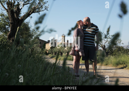 Un couple romantique lunes de miel lune de miel au château Parador Castell d'Emporda gothique médiéval (1301) hôtel de luxe près de la Bisbal Catalogne en Espagne Banque D'Images