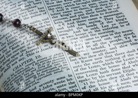 Bible avec Chapelet - John Gollop Banque D'Images