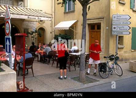 Les gens, les touristes, les cyclistes français, l'alimentation et des boissons, de la nourriture et des boissons, la mule du Pape Restaurant, Chateauneuf-du-Pape, Provence, France, Europe Banque D'Images