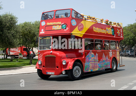 Un bus de tourisme La Valette vintage feuilles transportant les touristes vers d'autres parties de l'île de Malte. Le bus est une Daimler CVG6. Banque D'Images