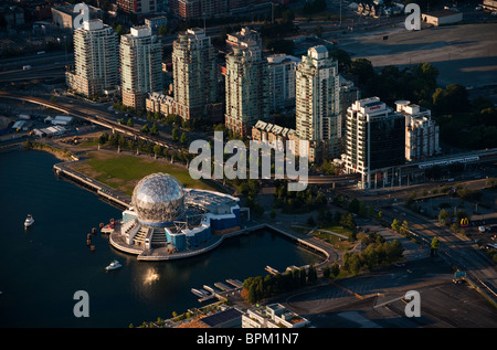 Science World, Sur False Creek, Vancouver Canada, Aérien Banque D'Images