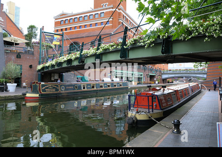 En passant sous le canal de Birmingham Brindley Place entre la passerelle et l'International Convention Centre. Banque D'Images