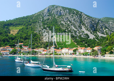 La Croatie. Une vue sur la baie et le village de Viganj, près de Orebic, sur la péninsule de Peljesac. Banque D'Images