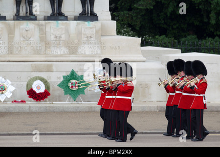 La bande de l'Irish Guards passant le mémorial gardes sur le chemin de la place à la parade du 'Couleur' 2010 Banque D'Images