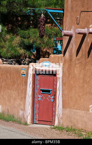 Vieux Mur de la maison d'adobe et porte dans Santa Fe New Mexico le Canyon Road Banque D'Images