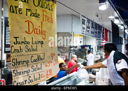 WASHINGTON DC, États-Unis — WASHINGTON DC, États-Unis - photos nocturnes du marché aux poissons de l'avenue Maine de Washington DC sur le front de mer du sud-ouest. C'est le plus ancien marché aux poissons en activité aux États-Unis. Banque D'Images