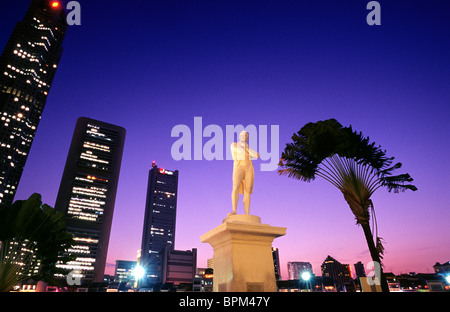 Singapour, Central Business District, le Raffles Statue. Banque D'Images