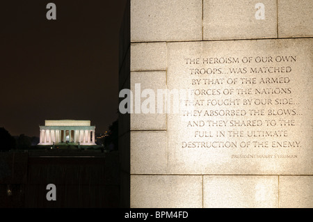 WASHINGTON DC, États-Unis — Une citation du président Harry S. Truman sculptée dans du granit au National World War II Memorial encadre une vue du Lincoln Memorial le long du National Mall. L'inscription honore les contributions des forces alliées pendant la seconde Guerre mondiale. L'alignement soigné du mémorial permet au Lincoln Memorial de servir de toile de fond digne. Banque D'Images