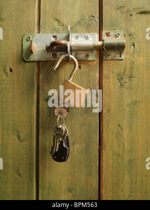 Cadenas avec clé et verrou sur une ancienne porte de shed Banque D'Images