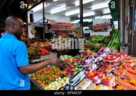 Marché de Brixton, Electric Lane, Brixton, London Borough of Lambeth, Greater London, Angleterre, Royaume-Uni Banque D'Images