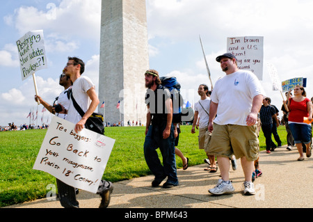 Restore Honor Rally Lincoln Memorial Washington DC // WASHINGTON DC — le commentateur de télévision conservateur Glenn Beck, rassemblement conservateur 'Restore Honor' au Lincoln Memorial sur le National Mall, tenu à l'occasion du 47e anniversaire du célèbre discours du Dr Martin Luther King sur les droits civiques 'I Have a Dream' de 1963. Les orateurs de la scène érigée sur les marches inférieures du Lincoln Memorial comprenaient Beck lui-même ainsi que l'ancienne candidate à la vice-présidence Sarah Palin. L'image montre des participants ou des contre-manifestants marchant près du Washington Monument, certains portant des pancartes exprimant leur dissidence Banque D'Images