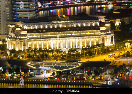 L'extérieur de l'hôtel Fullerton Singapour, la nuit Banque D'Images