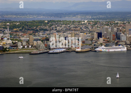 Seattle Skyline et le bord de l'eau avec bateau de croisière Norwegian Pearl avec Space Needle et le centre ville Banque D'Images