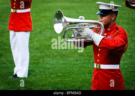 Marine Drum and Bugle corps Arlington Virginia // ARLINGTON, Virginie — le Marine Drum and Bugle corps, connu sous le nom de « The commandant's Own », se produisant à la Marines corps Sunset Parade au Marine corps War Memorial, également connu sous le nom de Iwo Jima Memorial, près du cimetière national d'Arlington. Cette unité cérémonielle est réputée pour sa précision musicale et joue un rôle clé dans les traditions du corps des Marines. Banque D'Images