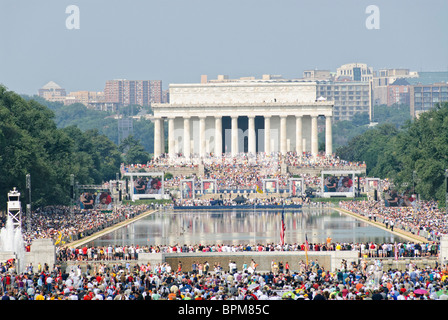 WASHINGTON DC, États-Unis — rassemblement conservateur du commentateur de télévision Glenn Beck 'Restore Honor' au Lincoln Memorial sur le National Mall, organisé à l'occasion du 47e anniversaire de la célèbre série des droits civiques du Dr Martin Luther King 'I Have a Dream' de 1963. Les orateurs de la scène érigée sur les marches inférieures du Lincoln Memorial comprenaient Beck lui-même ainsi que l'ancienne candidate à la vice-présidence Sarah Palin. Banque D'Images