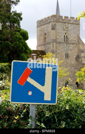 Dead End sign avec une église en arrière-plan Banque D'Images