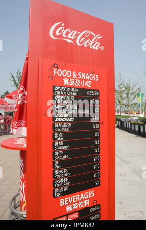 Signe de l'alimentation en anglais et en chinois sur la place à l'extérieur du stade national de Beijing, Chine. Banque D'Images