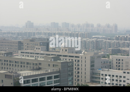 Vue sur les immeubles et les bureaux de l'ouest du Parc olympique de Beijing, Chine avec une mauvaise qualité de l'air Banque D'Images
