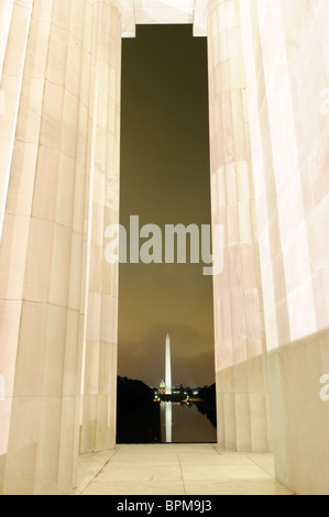 Washington Monument reflété dans Reflecting Pool Washington DC // WASHINGTON DC — Une vue nocturne du Washington Monument vu depuis le Lincoln Memorial, avec le monument illuminé magnifiquement reflété sur les eaux calmes du Reflecting Pool. Cette scène emblématique du National Mall capture la tranquillité et la grandeur des monuments de Washington DC la nuit. Banque D'Images