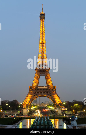 PARIS, France — Crépuscule à la Tour Eiffel à Paris avec lumières, vu du Palais de Chaillot Banque D'Images