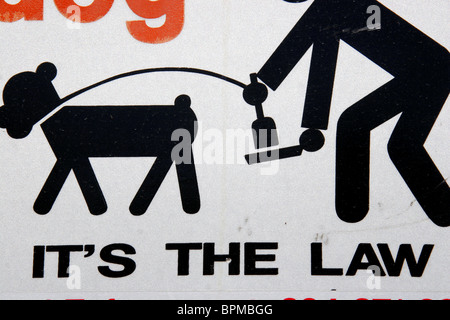 Nettoyer après votre chien, c'est la loi. Banque D'Images