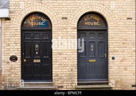 2 panneaux de portes avant avec victorien letterbox laiton knocker et imposte de brique construit des maisons avec des étapes Banque D'Images