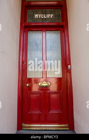 La moitié tôlée et victorien rouge Porte avant vitrée peinte en porche de chambre à Llandrindod Wells Powys Pays de Galles UK Banque D'Images