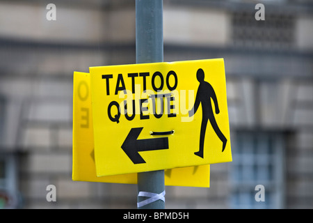 Inscrivez-vous à Édimbourg, en Écosse. Dirigée vers la zone d'attente pour l'Edinburgh International Tattoo, août 2010. Banque D'Images