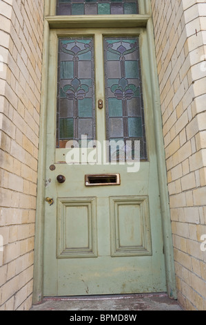 Lambris de style victorien avec des vitraux peints en vert hirsute porte avant de brique construit chambre à Llandrindod Wells Mid Wales UK Banque D'Images