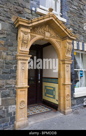 Victorien orné d'entrée de l'hôtel construite en pierre pub dans Rhayader Powys Pays de Galles UK Banque D'Images