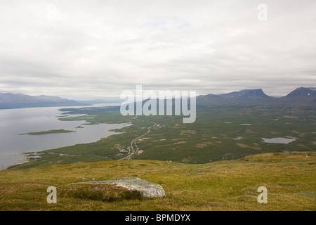 Voir d'Abisko National Park et Lake Tornetrask en Laponie, le nord de la Suède Banque D'Images