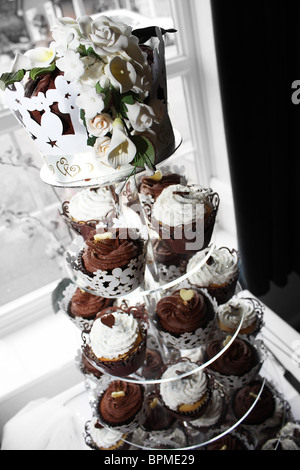 Un moderne design cupcake chocolat et vanille Gâteau de mariage Banque D'Images