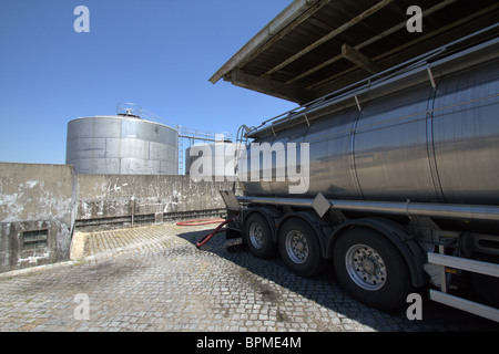 Tanker de la livraison du vin [probablement] Port de distillerie à Porto, Portugal Banque D'Images