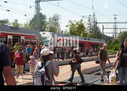 Passagers à Tatranska Lomnica gare dans les Hautes Tatras Slovaquie Banque D'Images